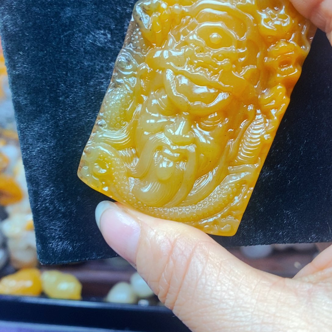未镶嵌石英质玉（黄龙玉）颈饰