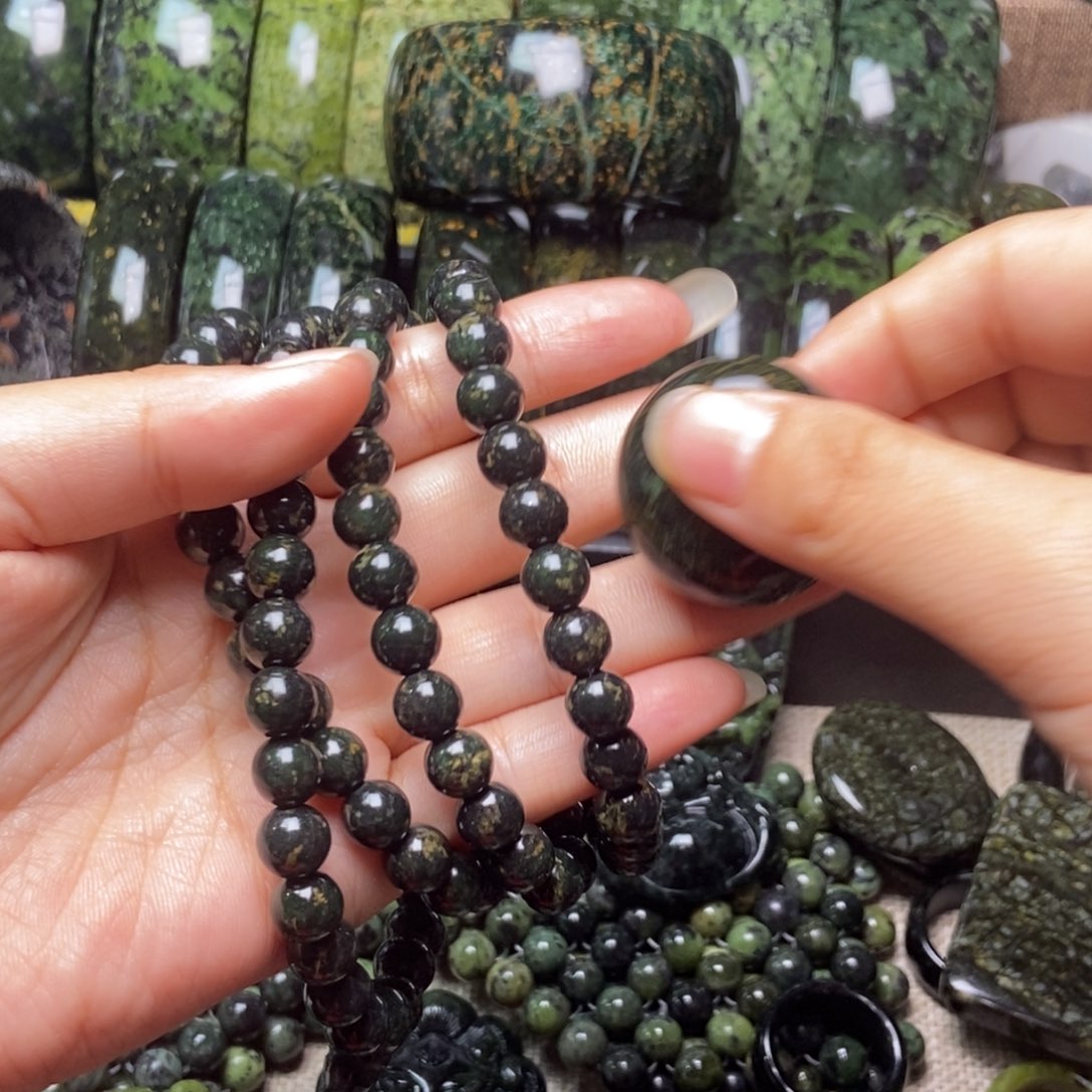 梓***伊未镶嵌蛇纹石玉手链