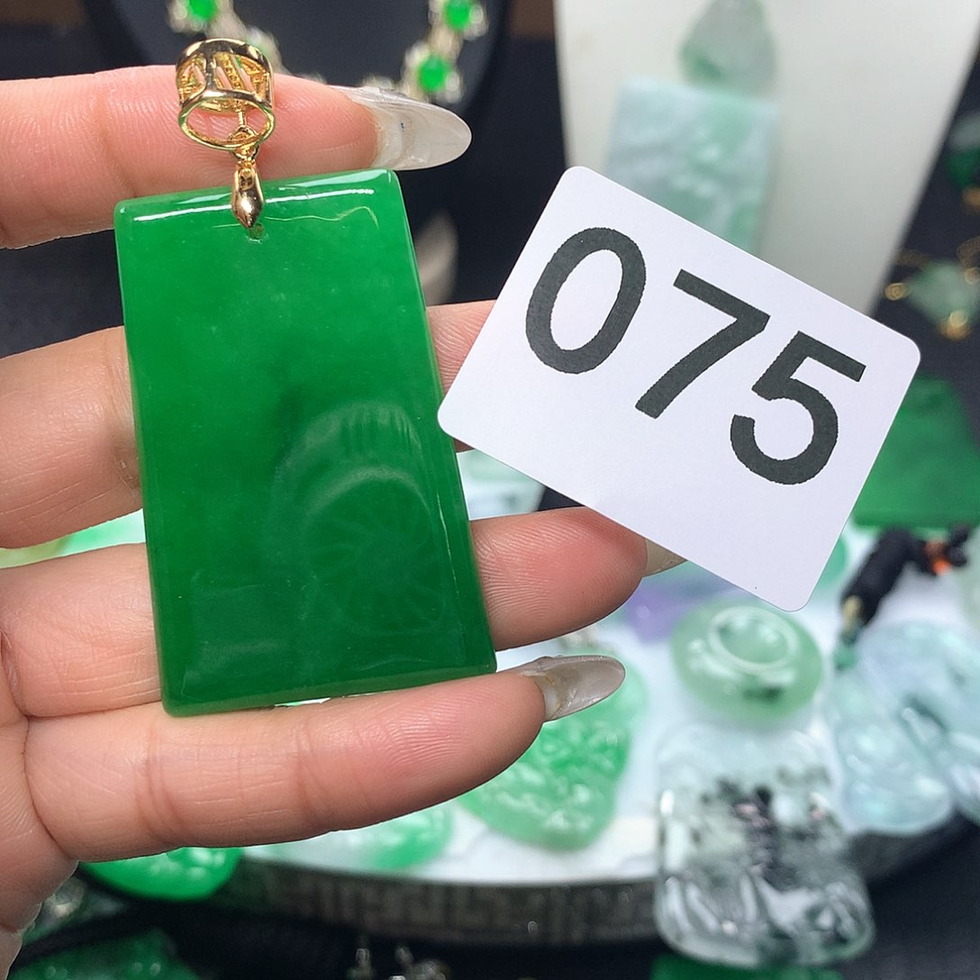 翡翠吊坠(赠链)未镶嵌