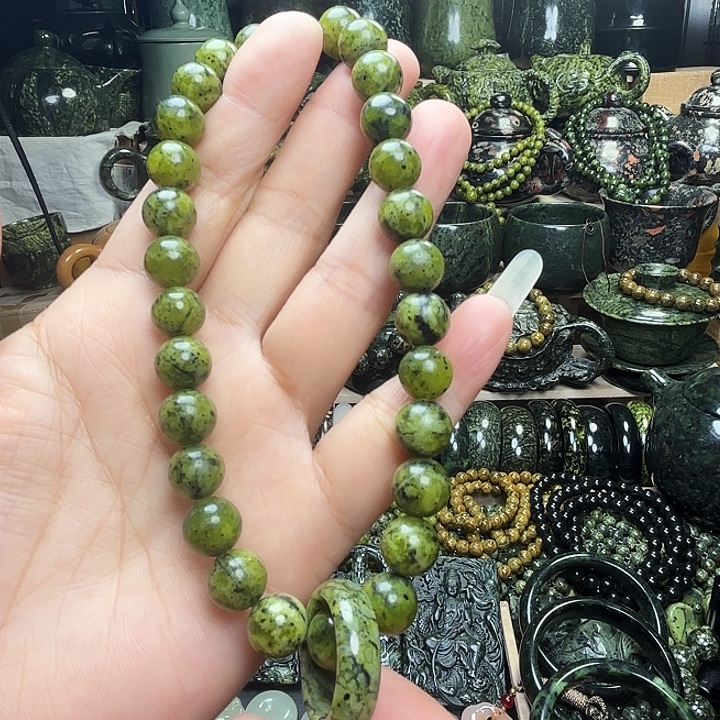 蛇纹石玉未镶嵌珠宝半成品藏玉药王石福利款黄翠1.0手持