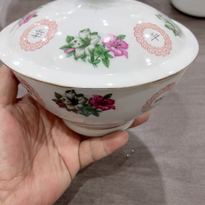 盘釉下五彩的瓷器和瓷器