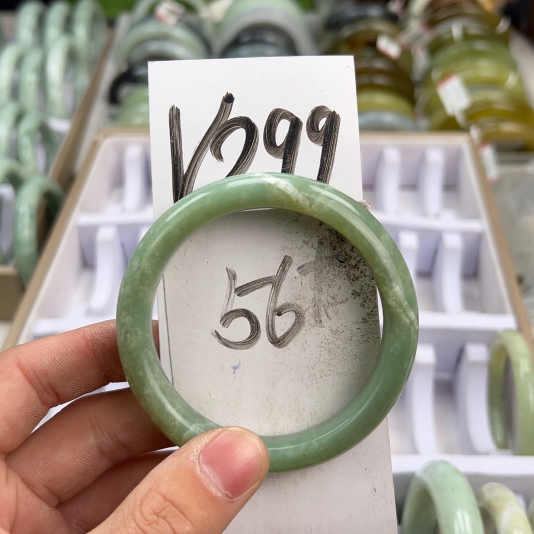 岫玉手镯未镶嵌天然岫玉微瑕，可以正常佩戴