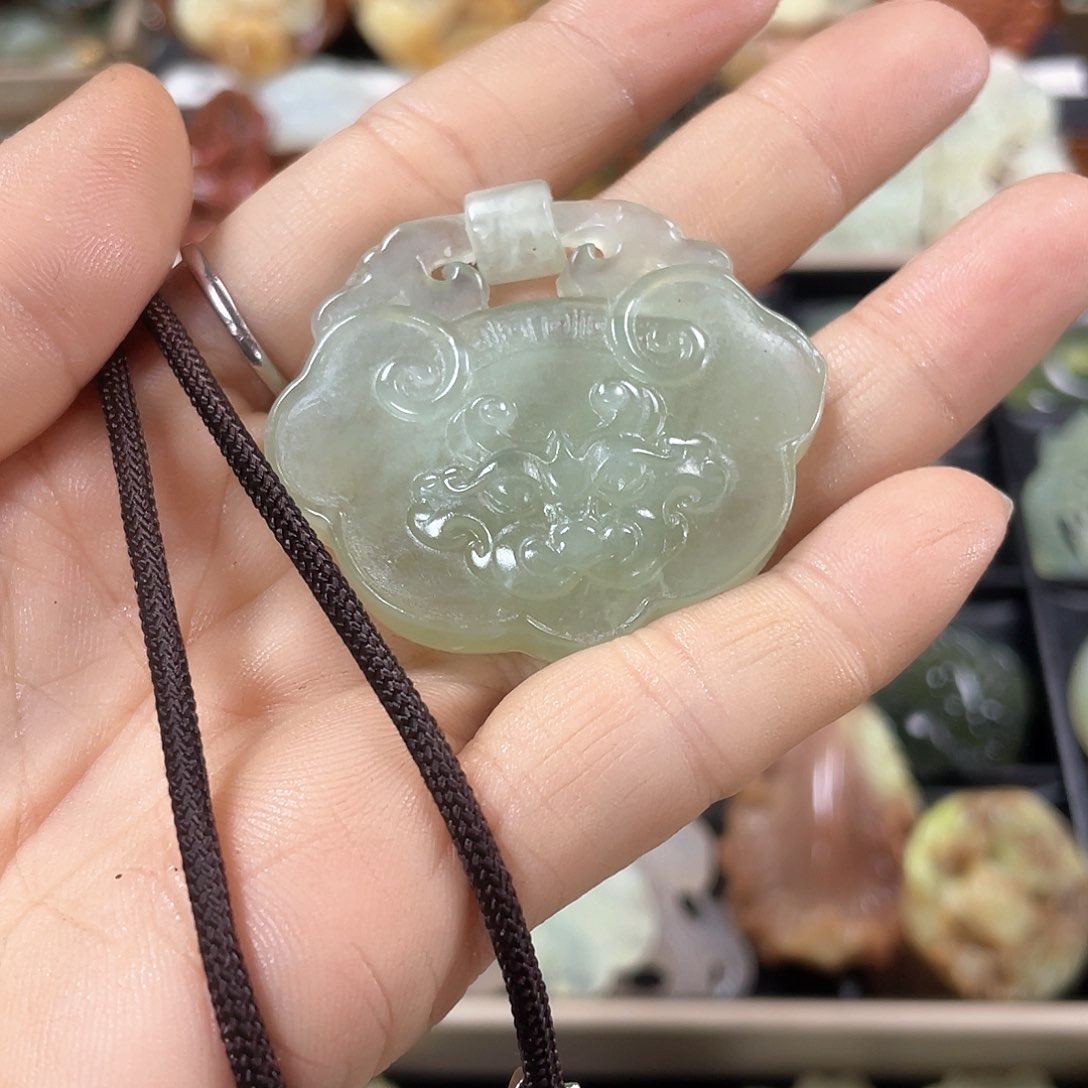 蛇纹石玉颈饰合金