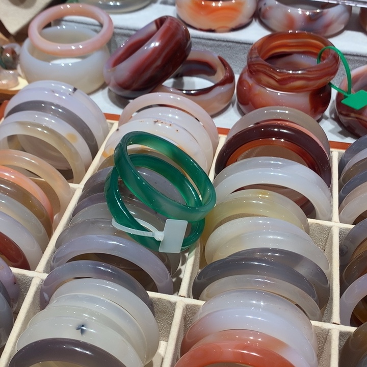 玛瑙/玉髓手镯未镶嵌被****?石榴石