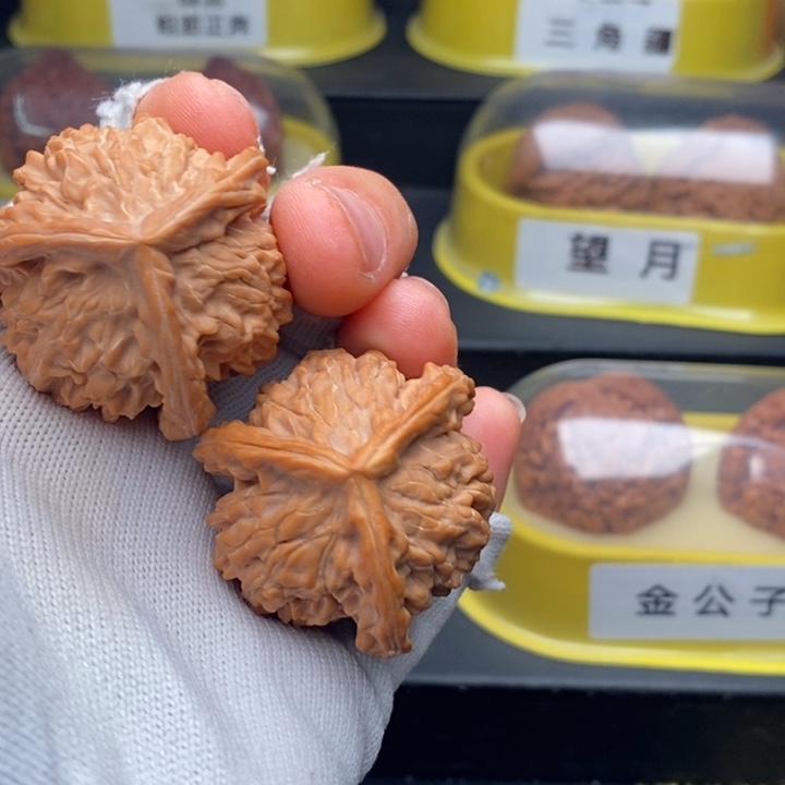 星*盘山三棱文玩核桃把件