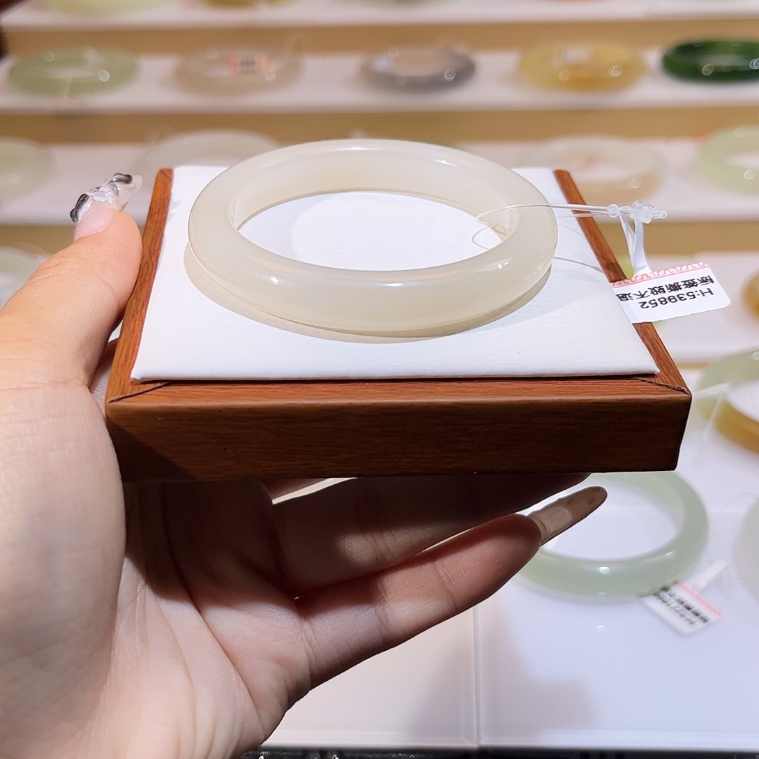 和田玉未镶嵌手镯冰底粉