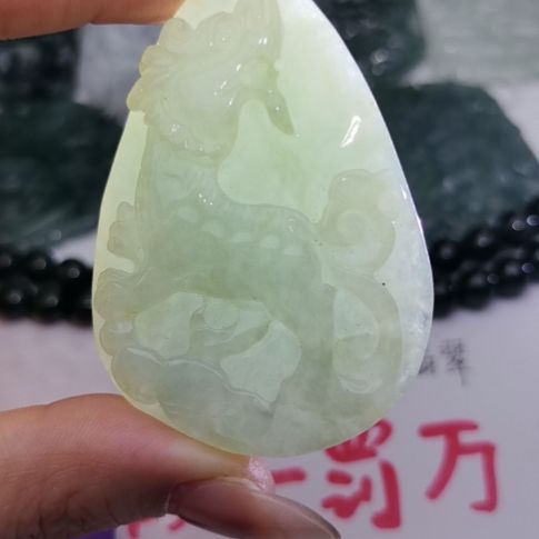 翡翠颈饰未镶嵌天然的A货翡翠