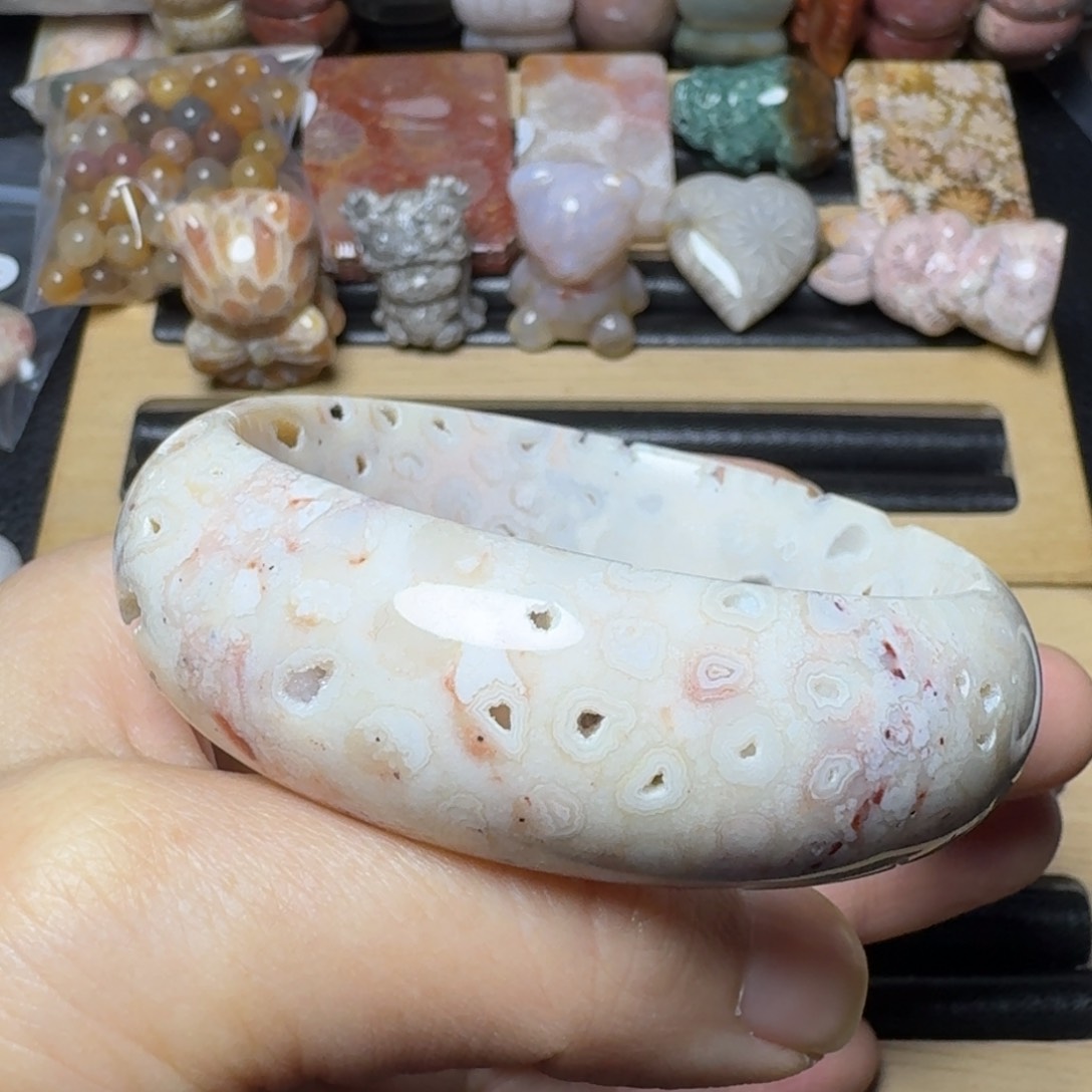 石英质玉54.5飘粉的洞洞镯未镶嵌