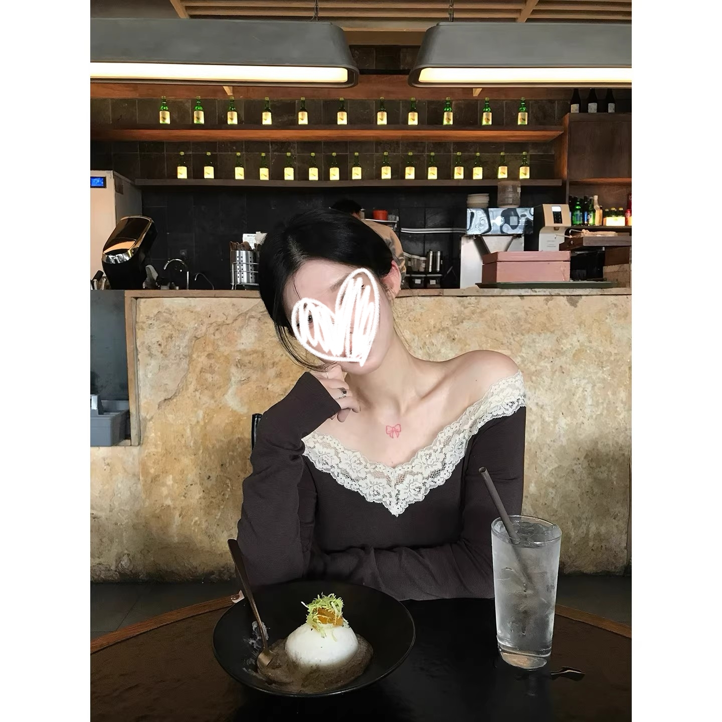 纯欲辣妹蕾丝拼接一字肩长袖T恤2025秋冬新款收腰显瘦百搭打底衫