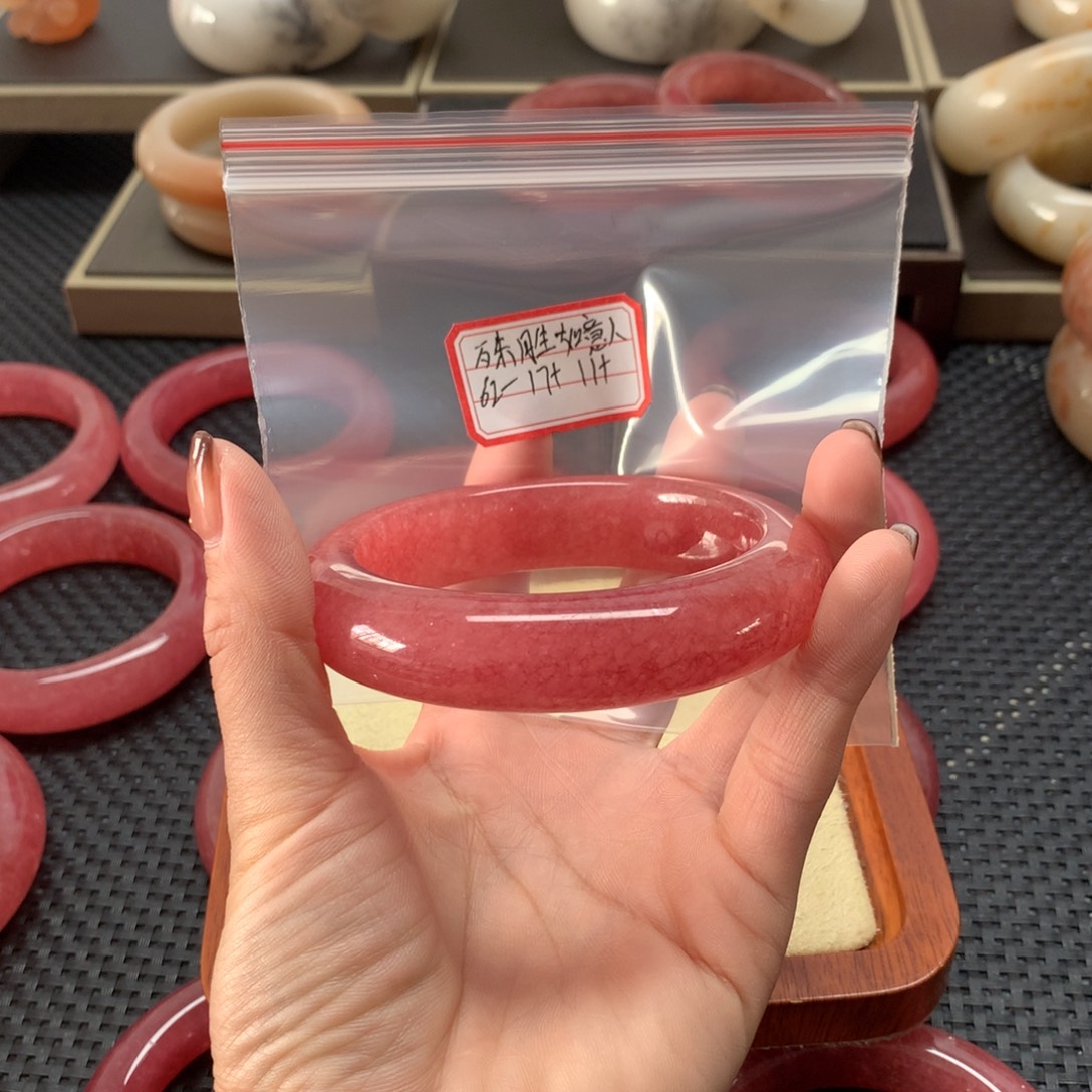 殊***人石英岩玉未镶嵌手镯