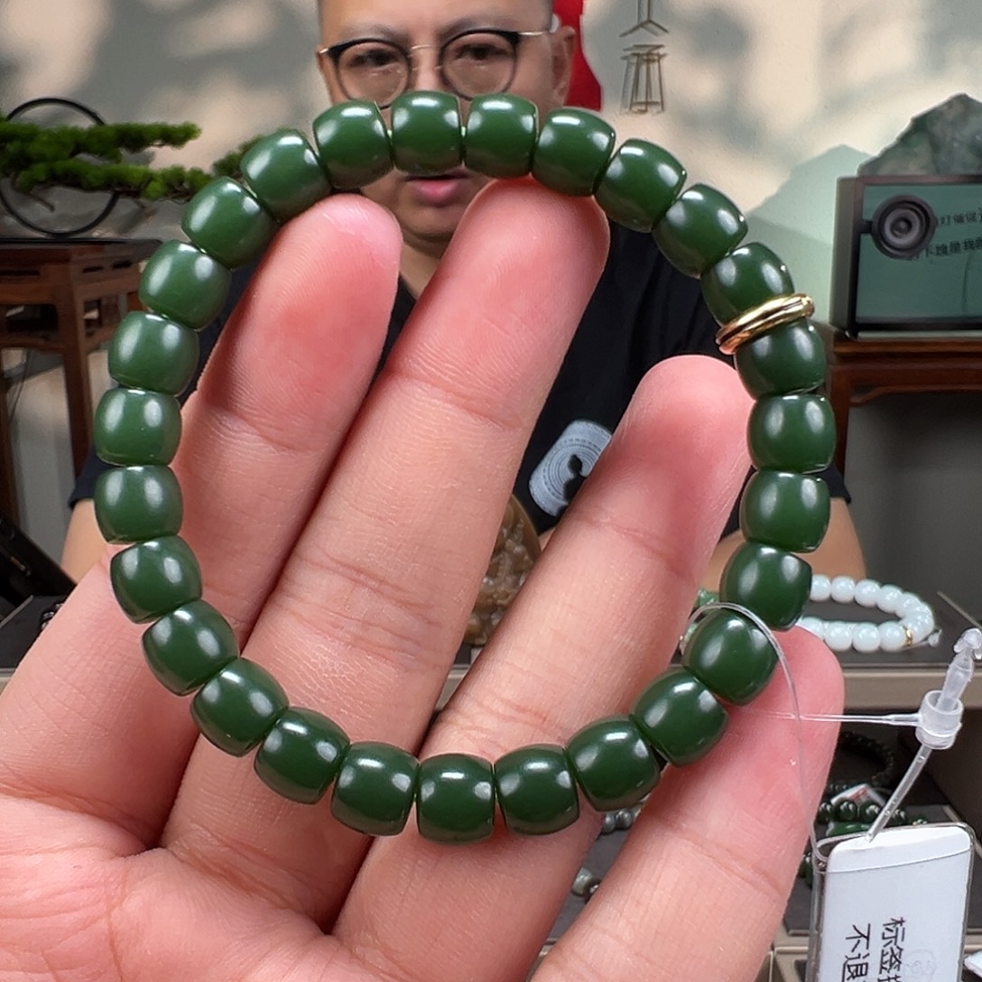 …***.和田玉未镶嵌手链卡8.5mm藏物菠菜绿