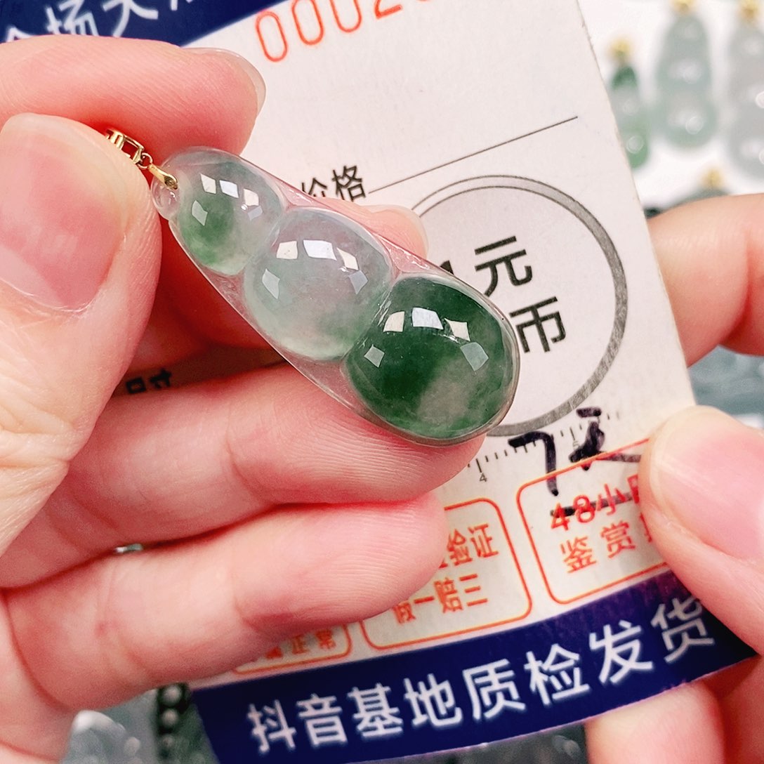 翡翠18K金镶嵌颈饰吊坠