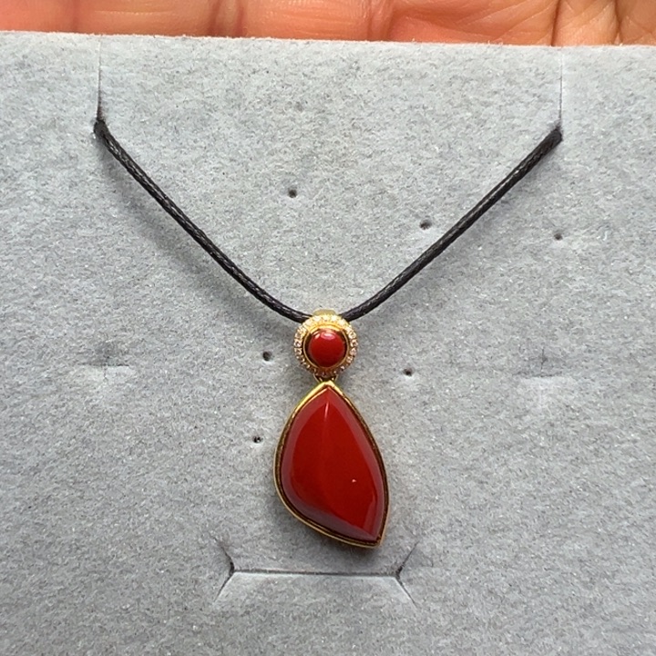 南红玛瑙18K金镶嵌吊坠
