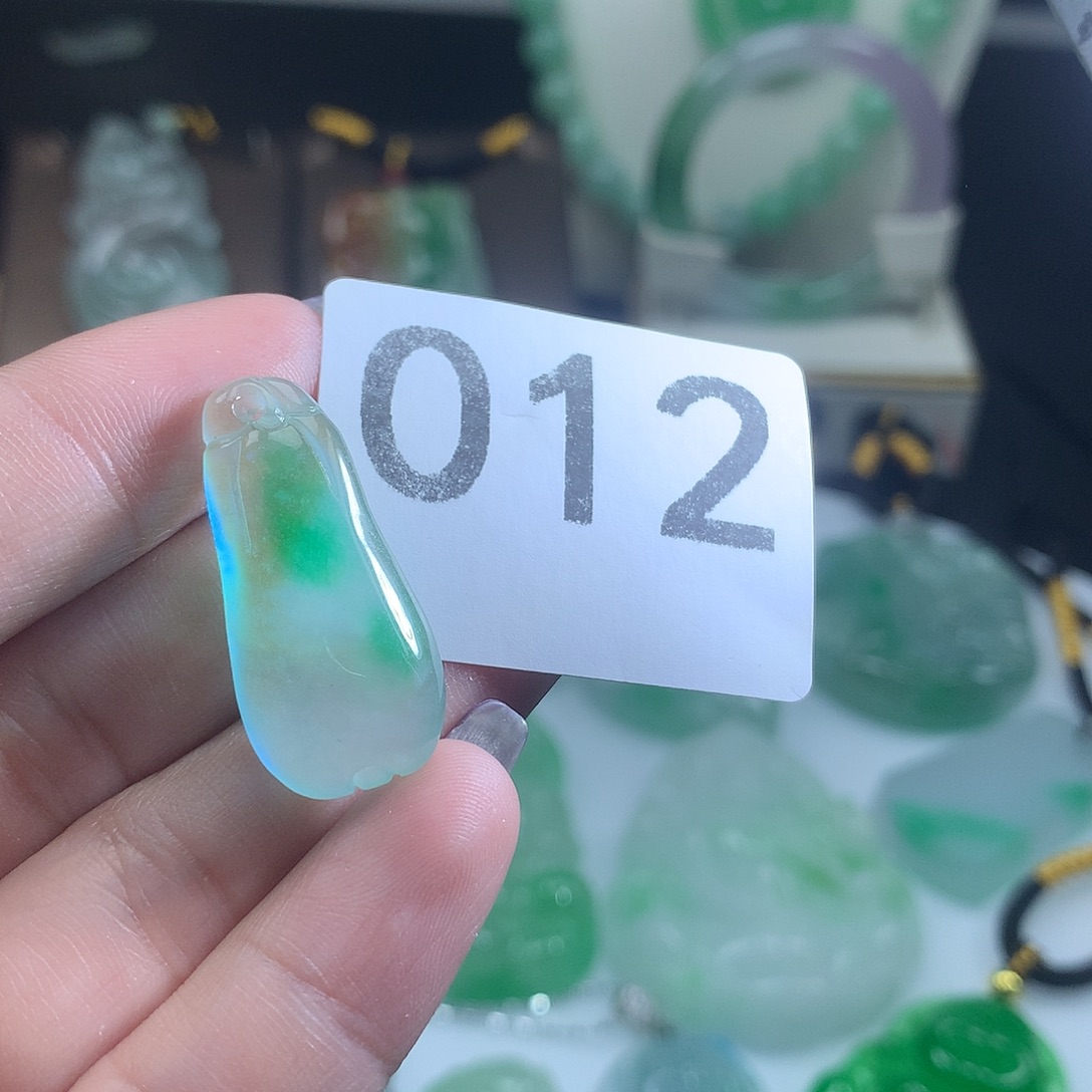 翡翠未镶嵌吊坠(赠链)