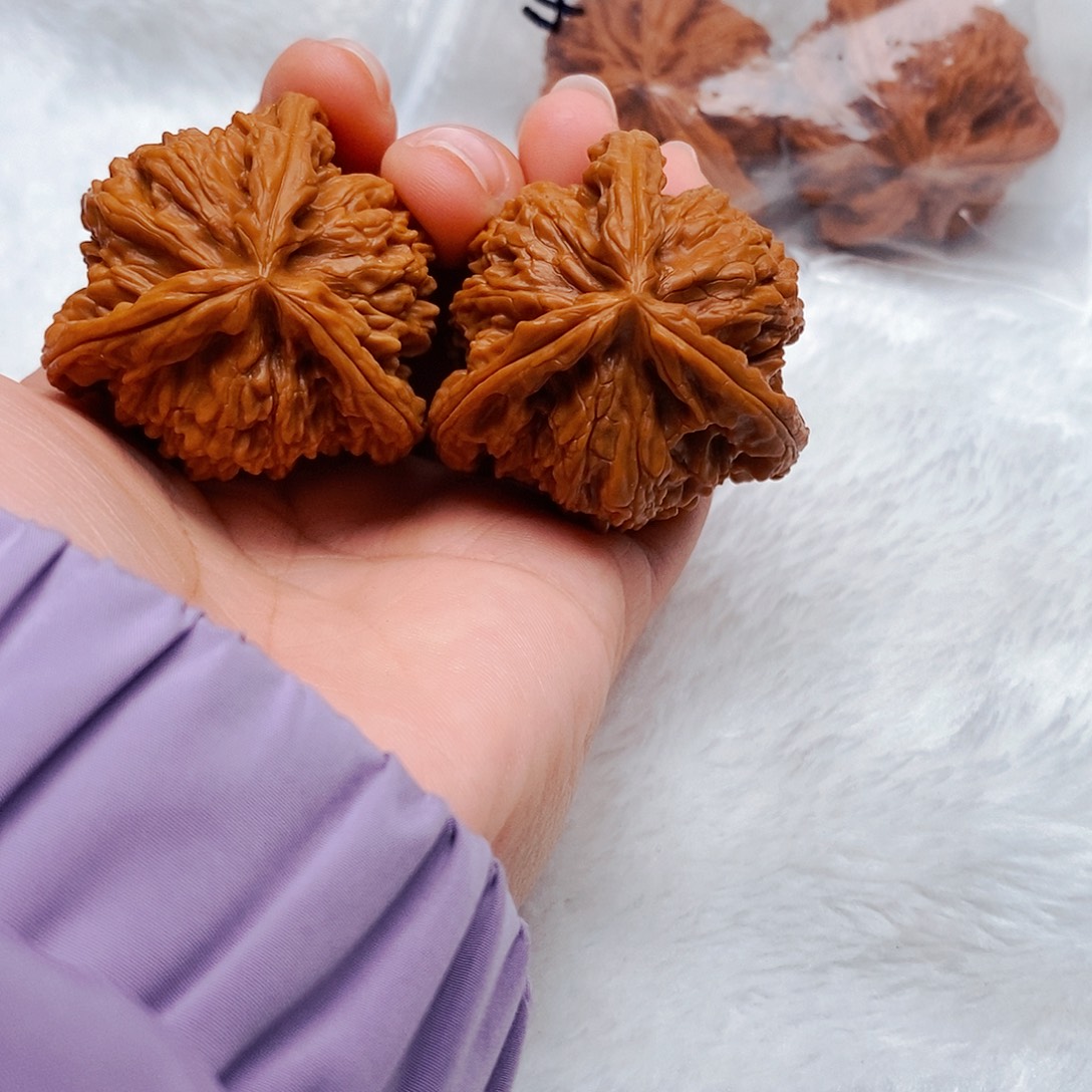 李***费文玩核桃吊坠三棱