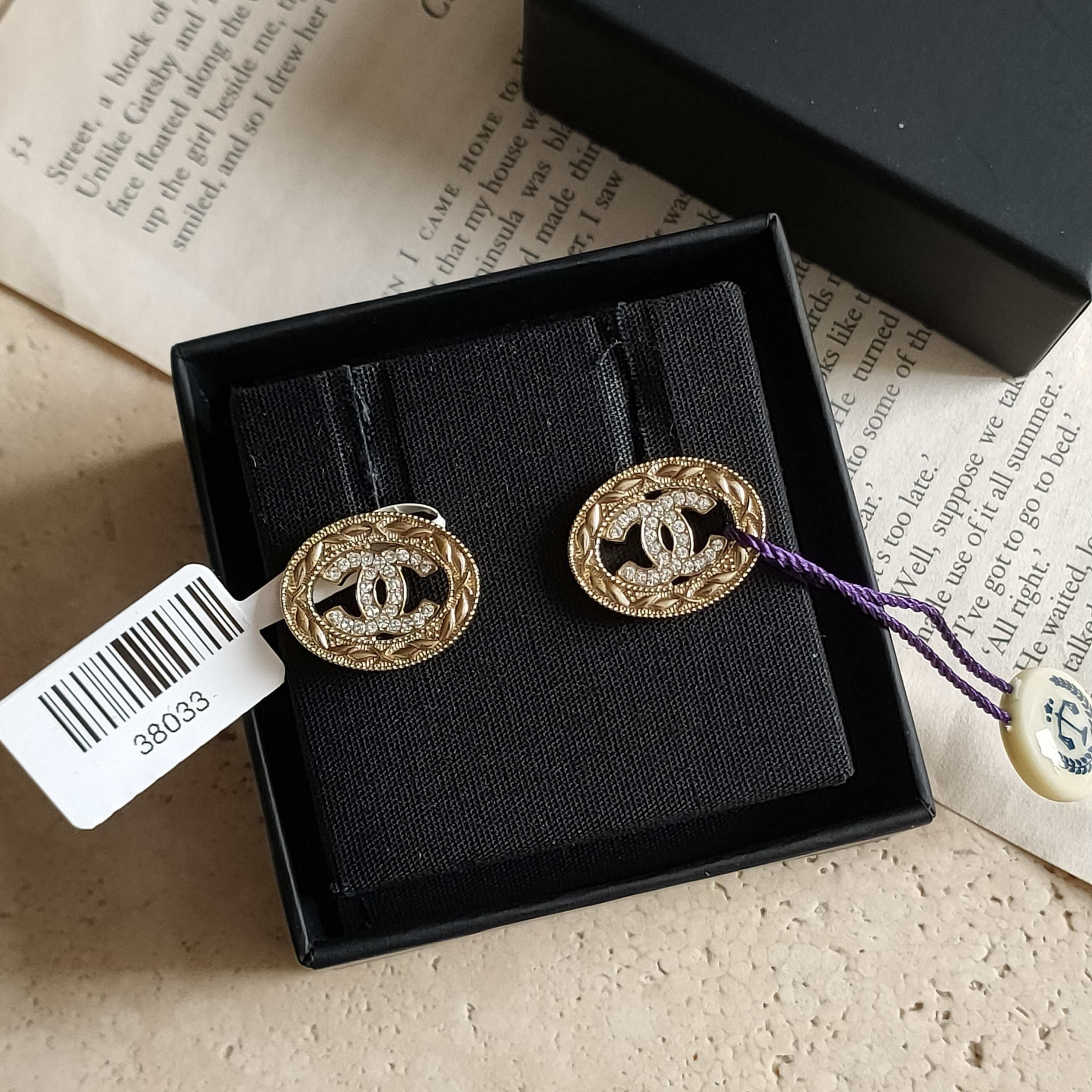 99新 Chanel/香奈儿 23K浅金色椭圆菱格纹镂空水钻双C耳钉 38033 