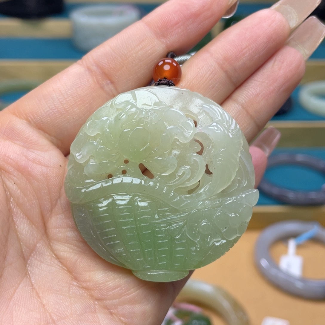 和田玉吊坠59圈口。编号50未镶嵌