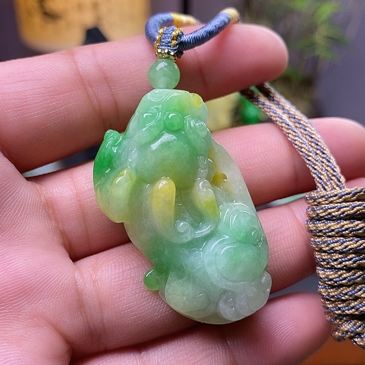 翡翠未镶嵌吊坠(赠链)