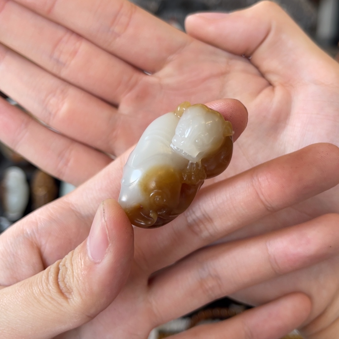 和田玉（糖玉）未镶嵌挂件金山糖白貔貅（苏工28.8克）