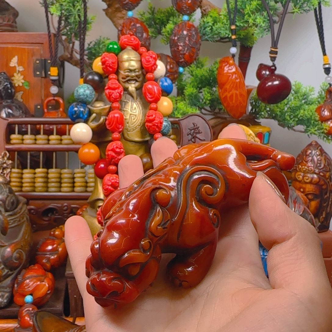 琥珀裸石未镶嵌貔貅