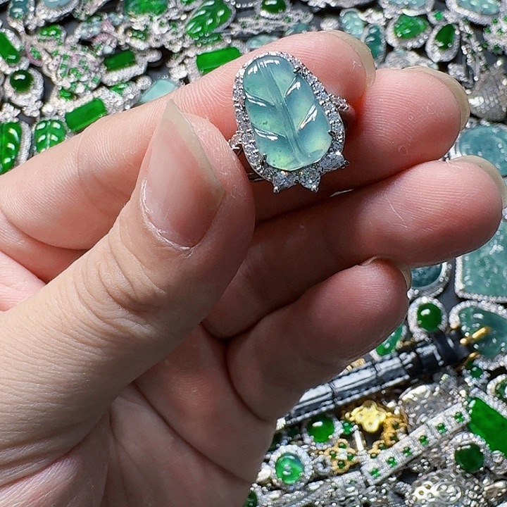 翡翠颈饰未镶嵌天然A货翡翠放漏