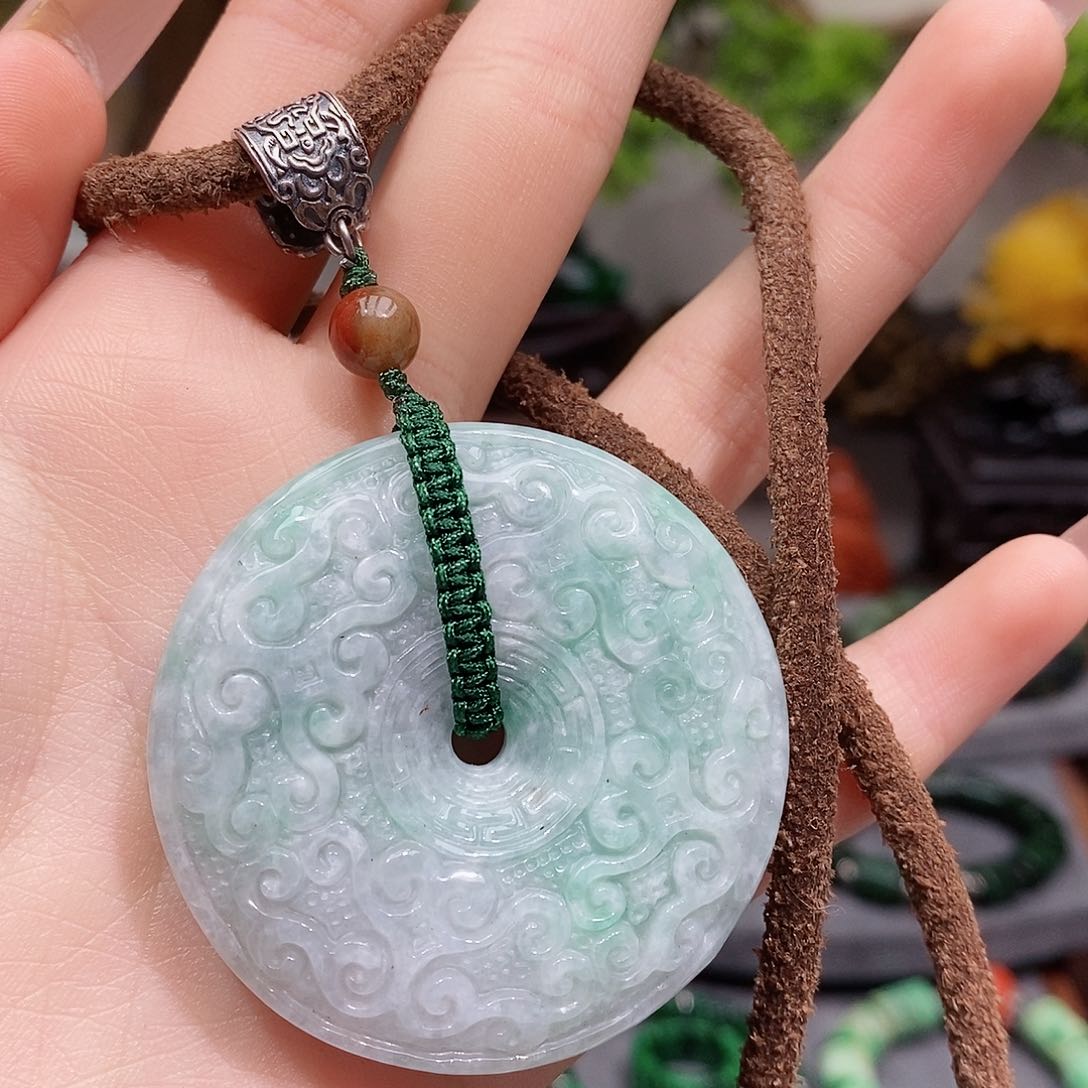 翡翠颈饰未镶嵌漂亮美眉