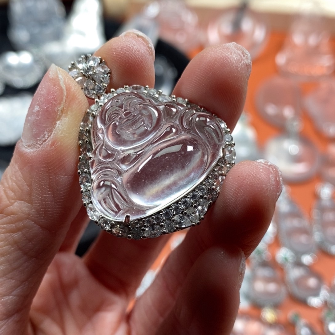 柚***I石英质玉银S925镶嵌颈饰黑钢佛