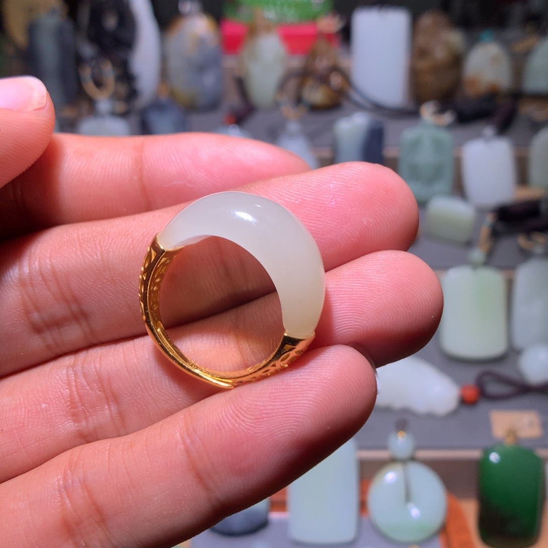 轩***儿和田玉银S925镀金镶嵌颈饰