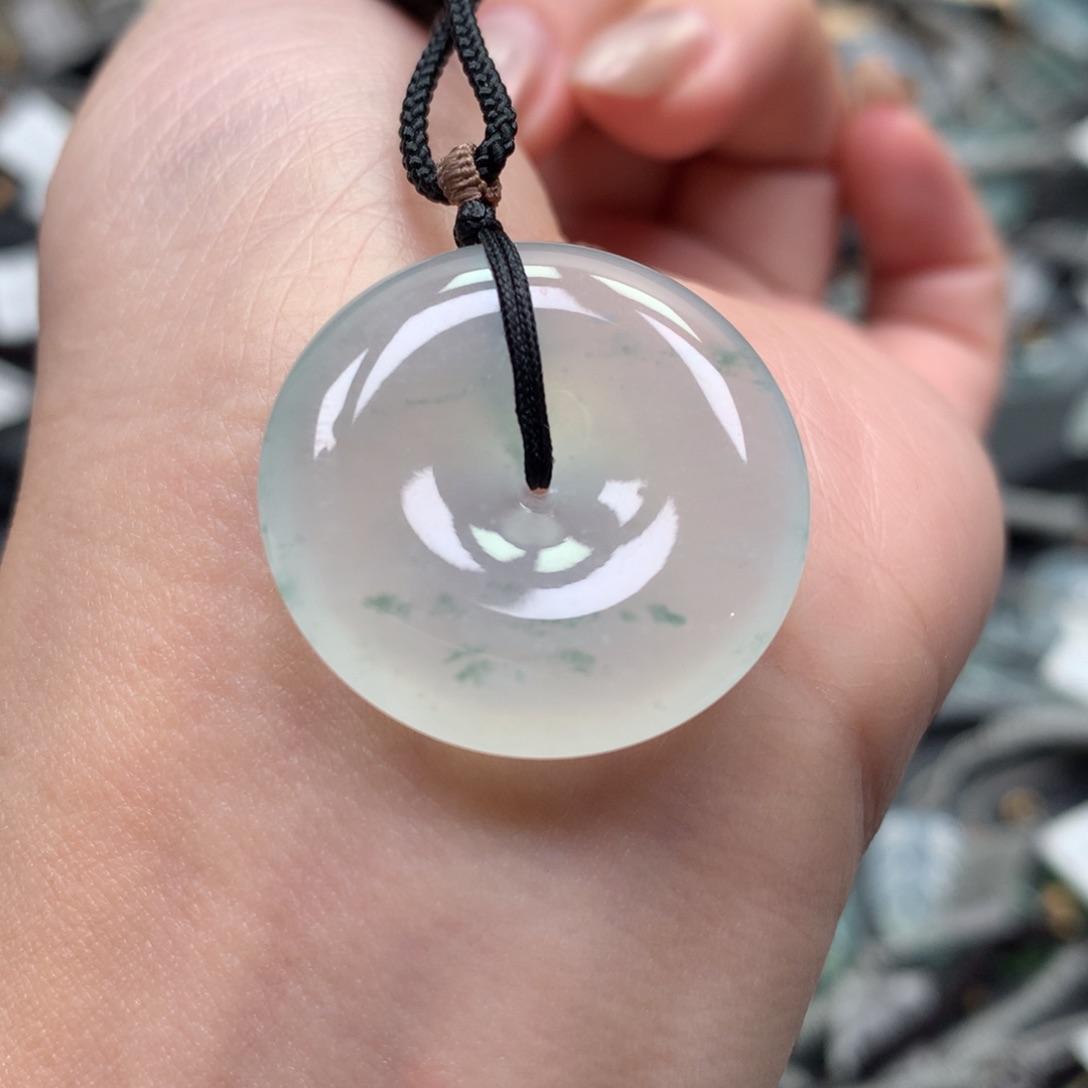 翡翠颈饰未镶嵌平安扣