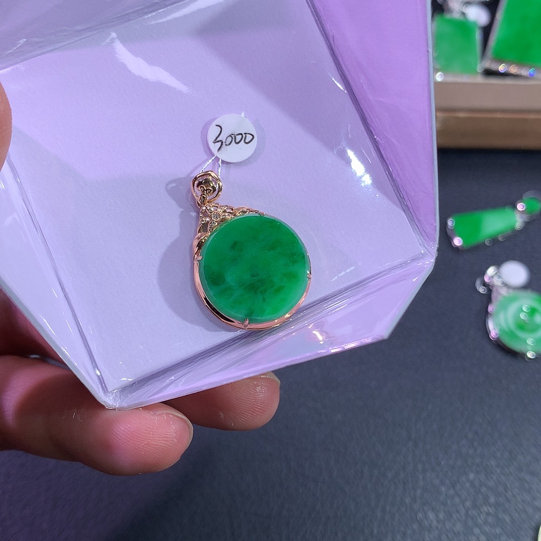 翡翠吊坠(赠链)18K金镶嵌