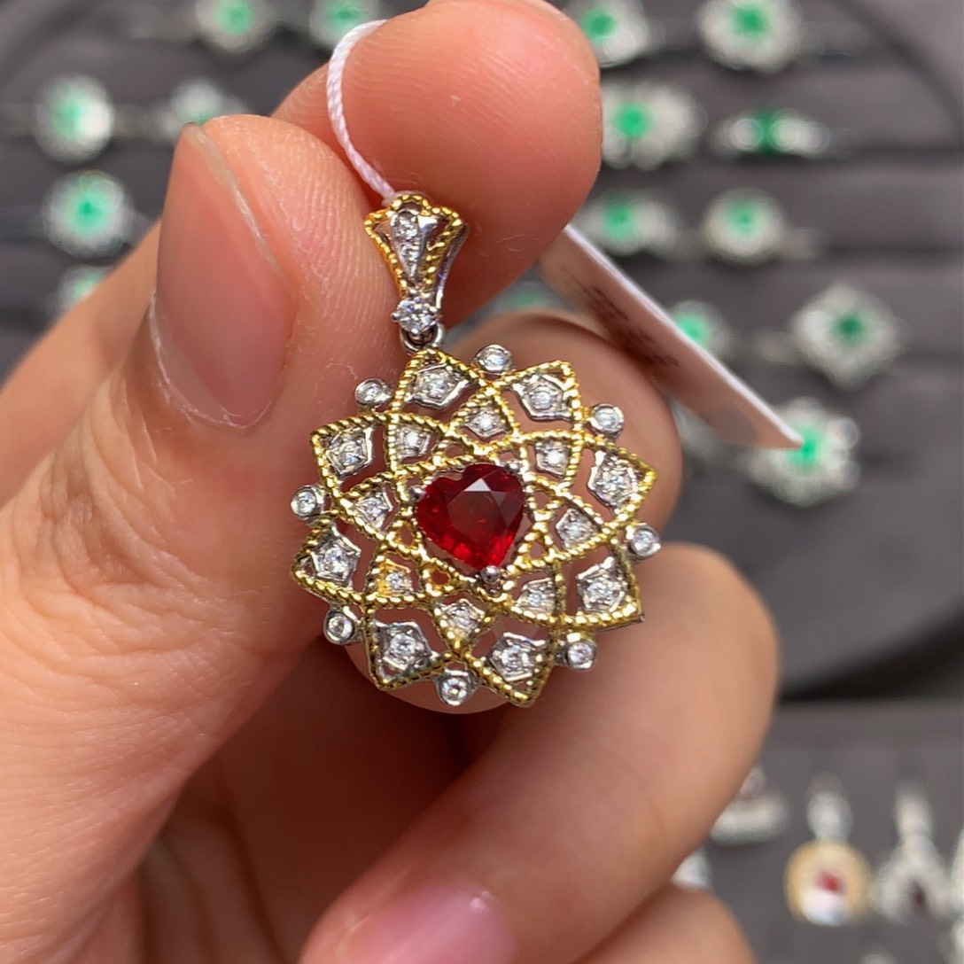 红宝石颈饰18K金镶嵌