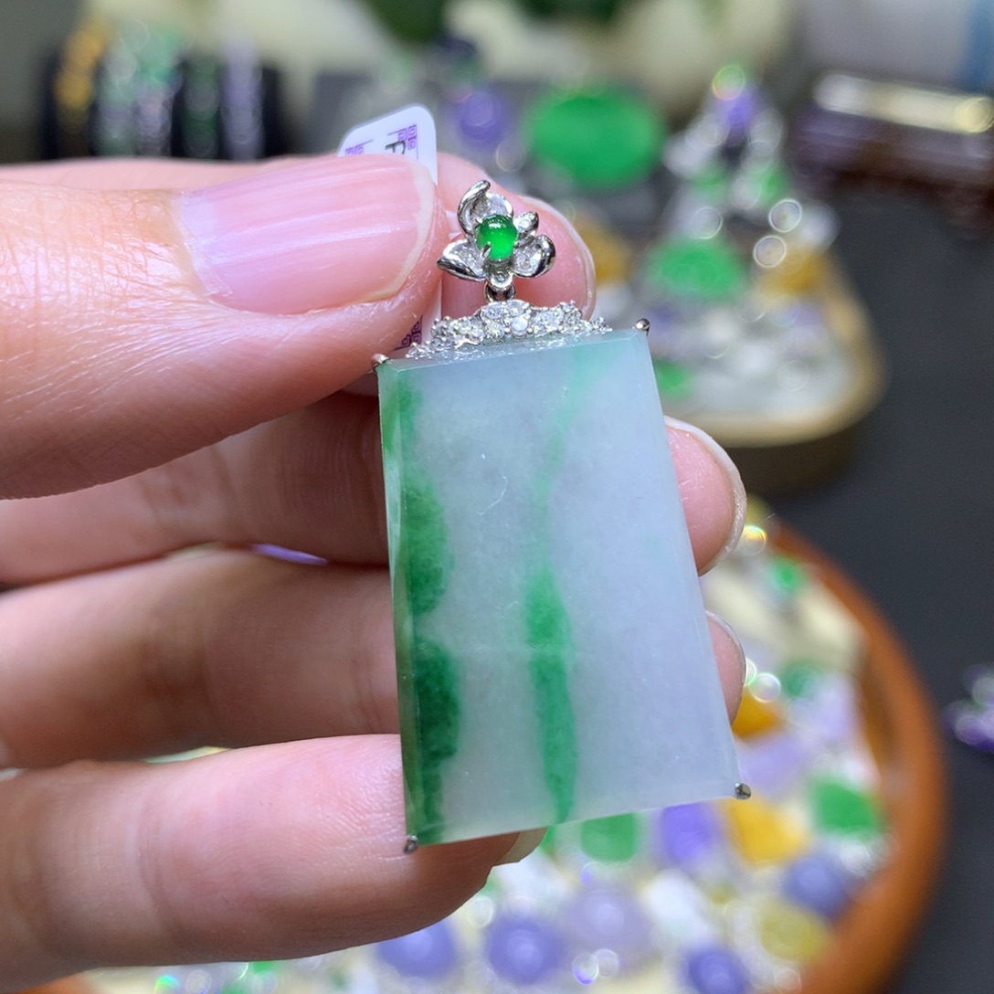 翡翠颈饰18K金镶嵌翡翠吊坠翡翠