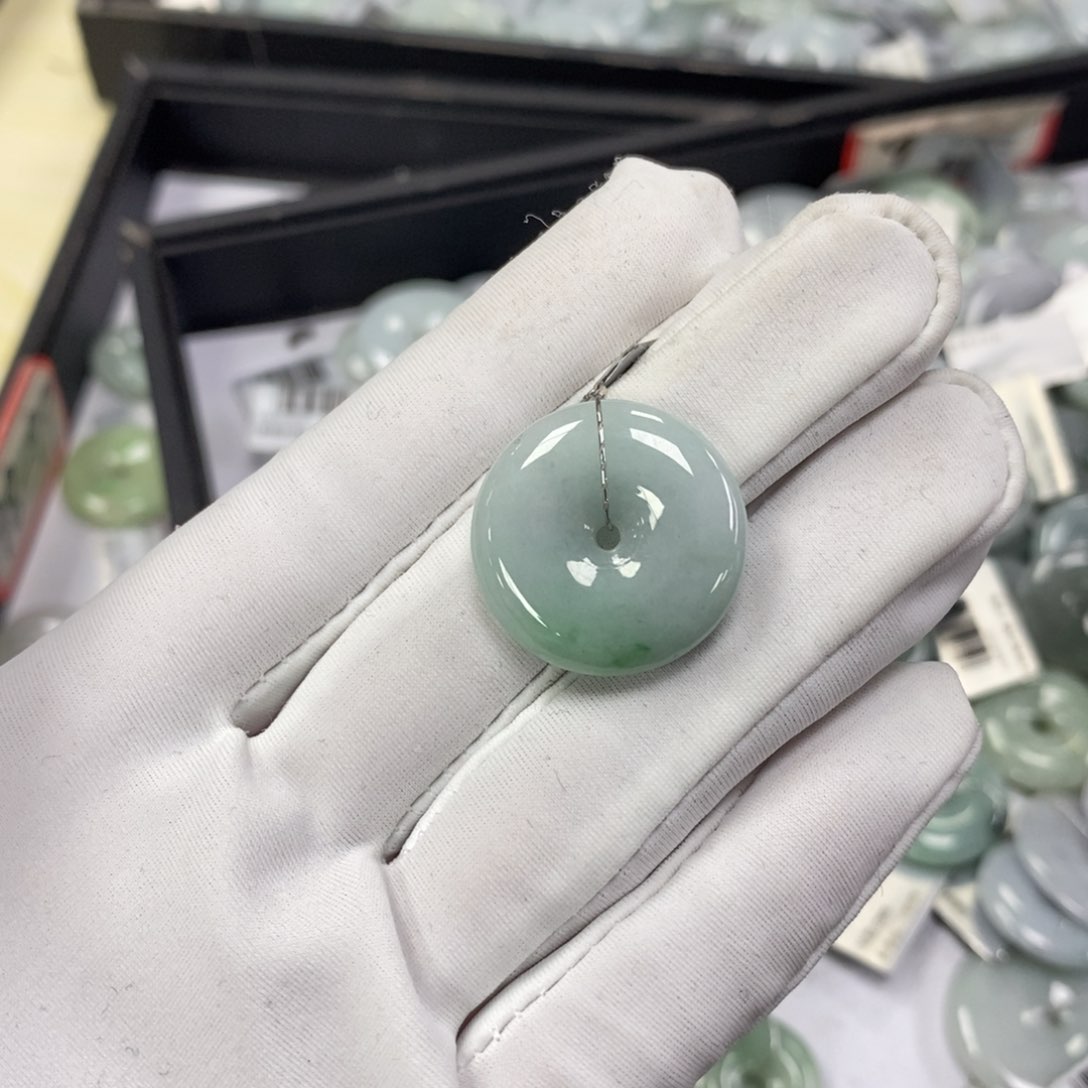 翡翠颈饰未镶嵌平安扣