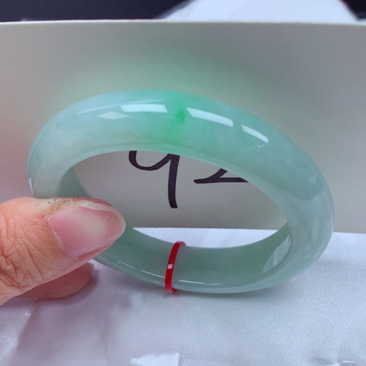 翡翠手镯未镶嵌翡翠