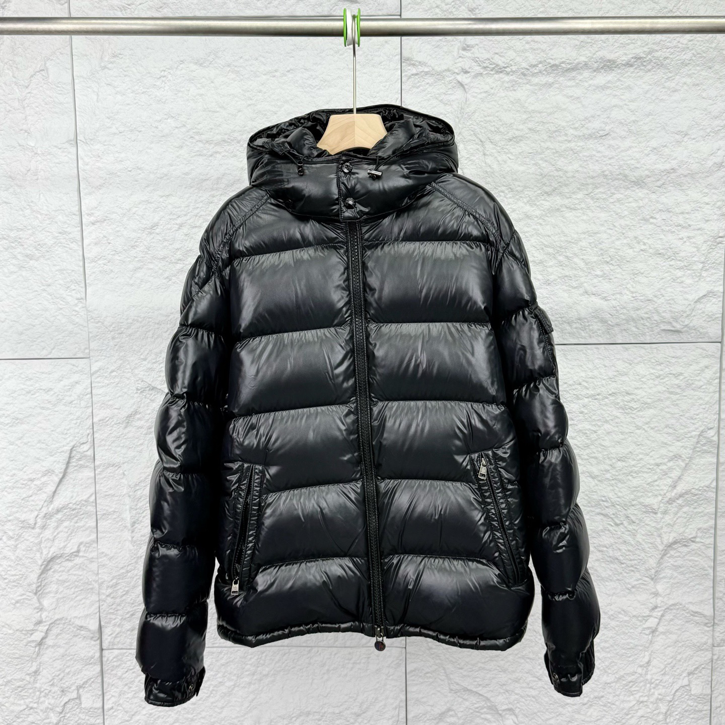 99新 MONCLER 5码/黑色maya系列拉链亮面短款防水羽绒服/18496948