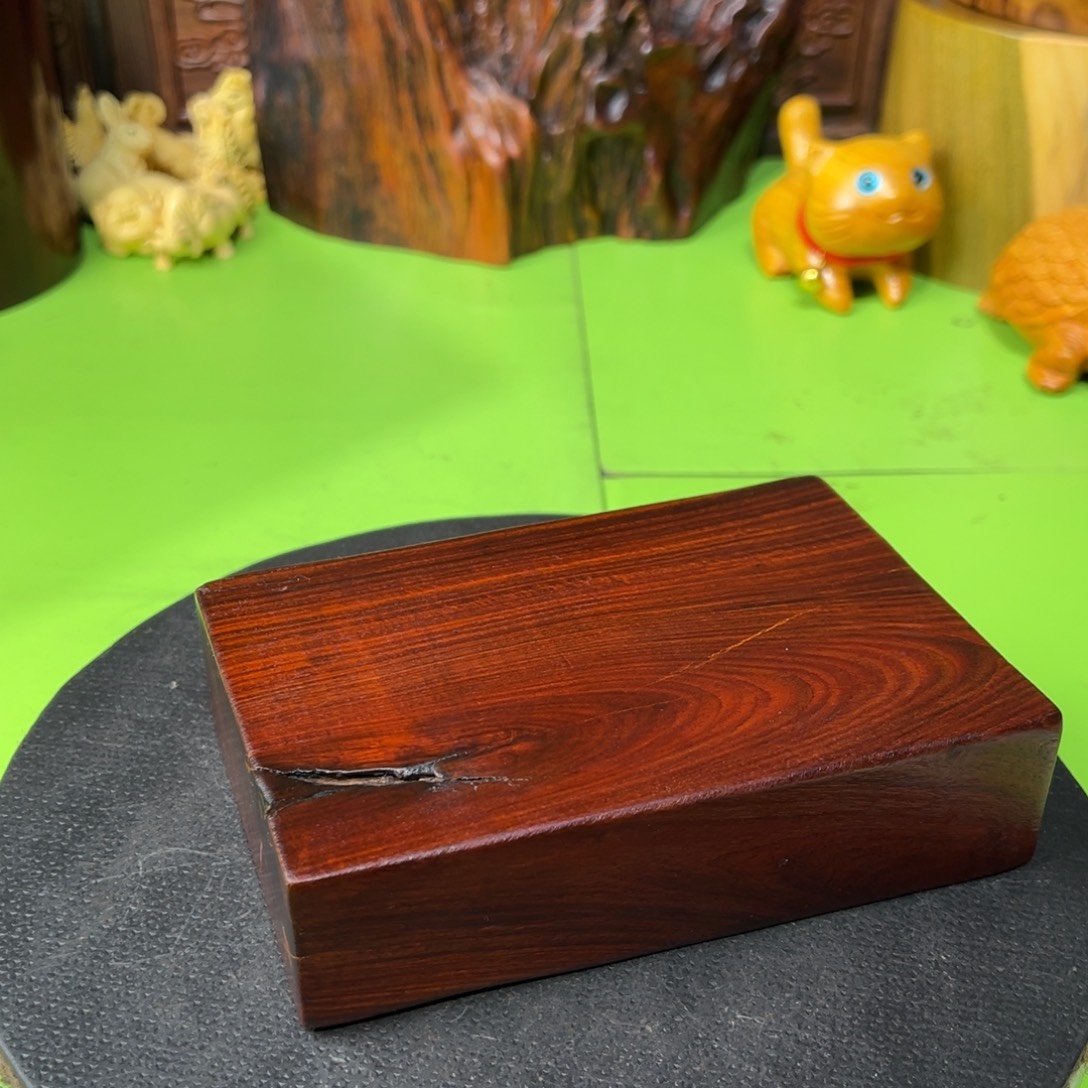 背***影大果紫檀（缅甸花梨）