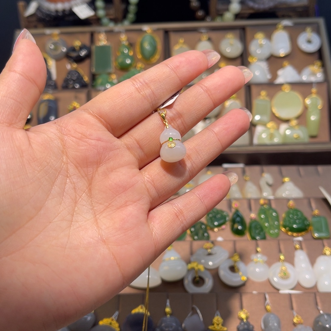 和田玉18K金镶嵌吊坠(赠链)