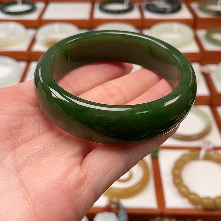 秀***莲和田玉（碧玉）未镶嵌手镯