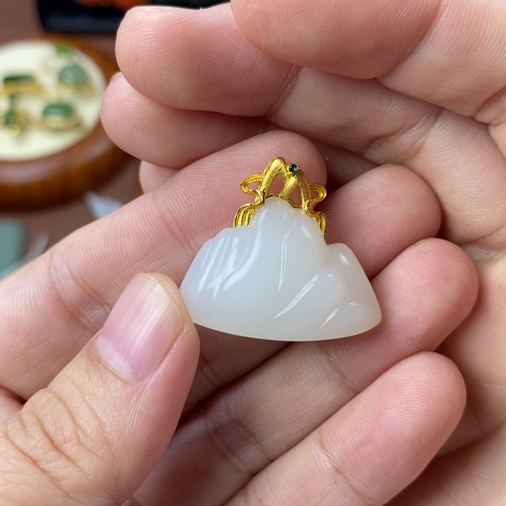 和田玉18K金镶嵌颈饰