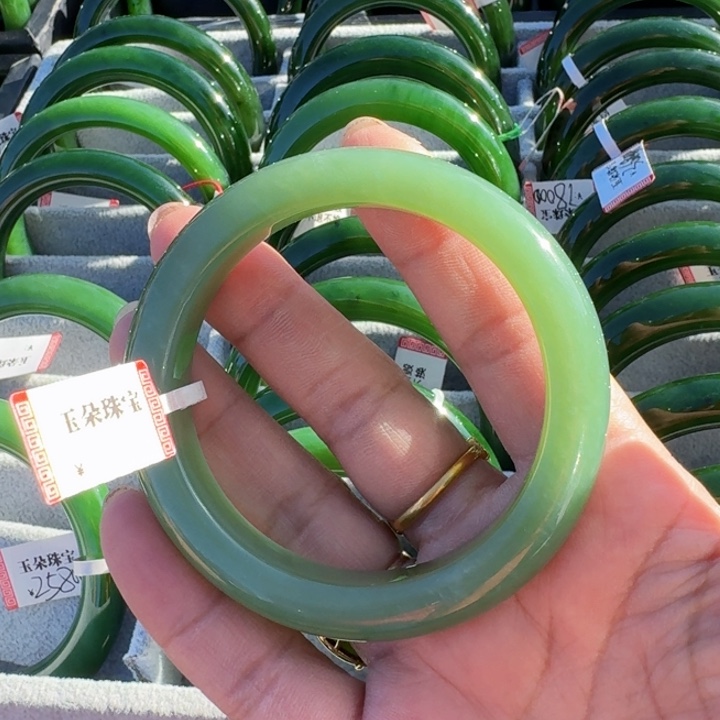 和田玉（碧玉）未镶嵌手镯