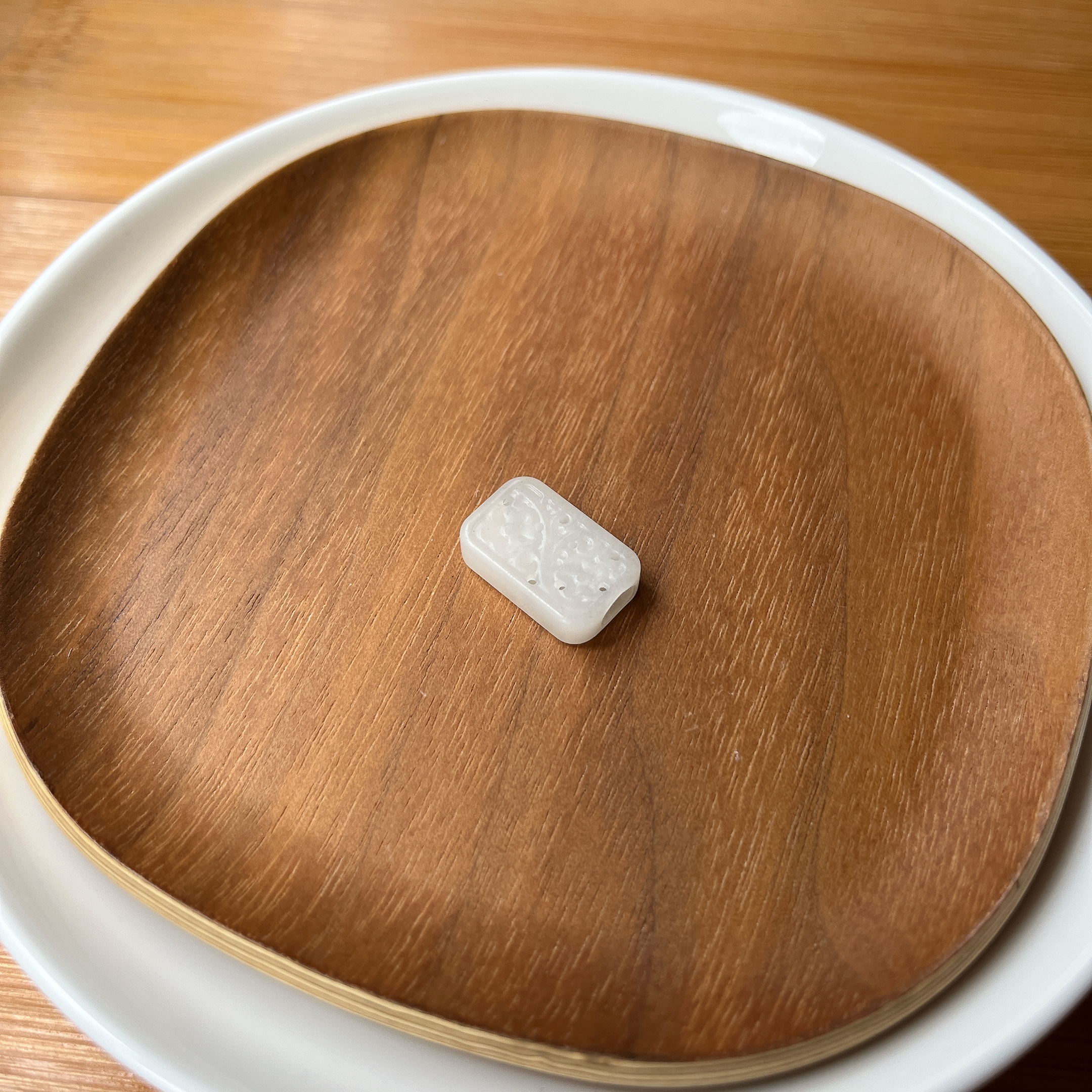 【郭老师】约11*17*5mm和田玉雕刻件花牌