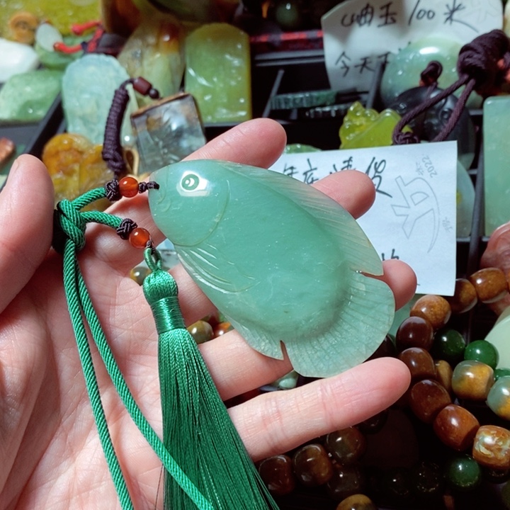 蛇纹石玉颈饰未镶嵌