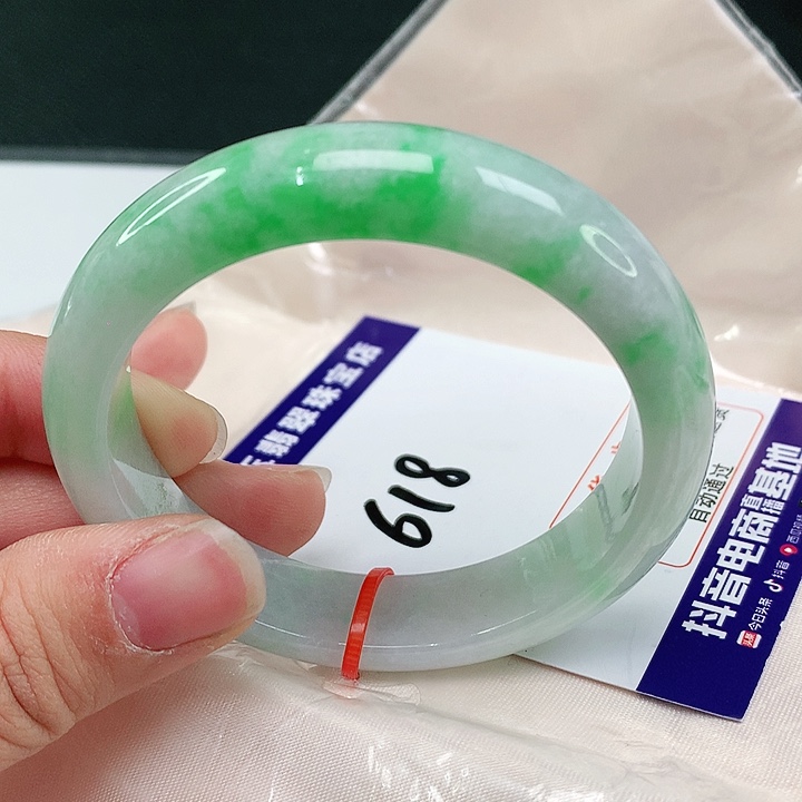 翡翠手镯未镶嵌翡翠