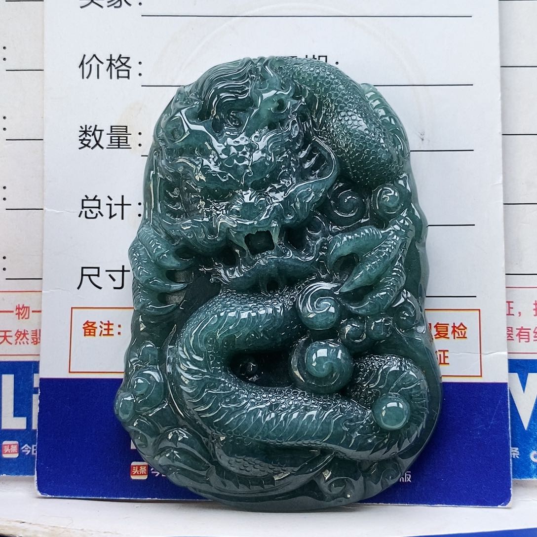 翡翠未镶嵌颈饰龙