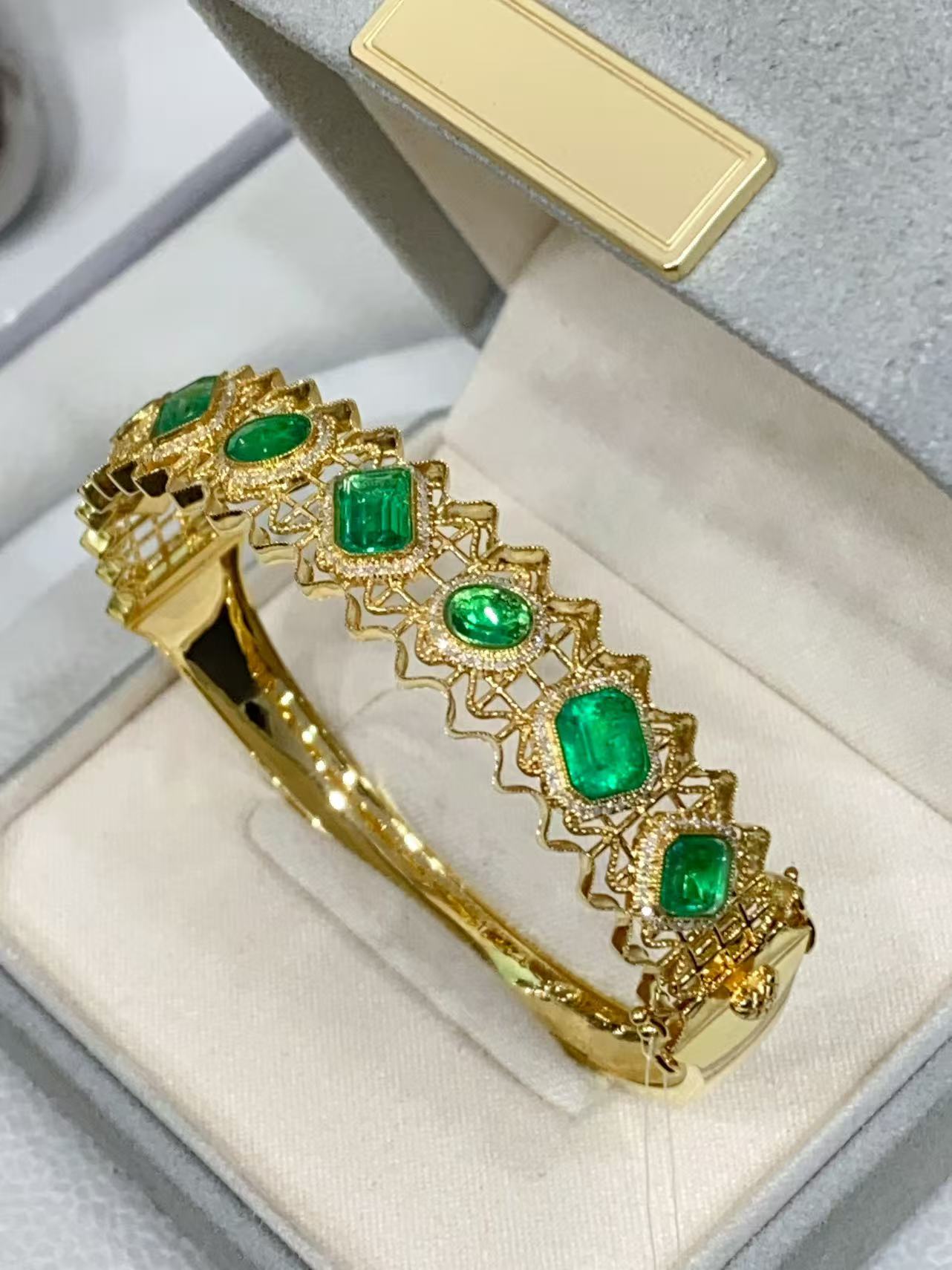 18K金镶嵌天然祖母绿手镯设计款 K黄