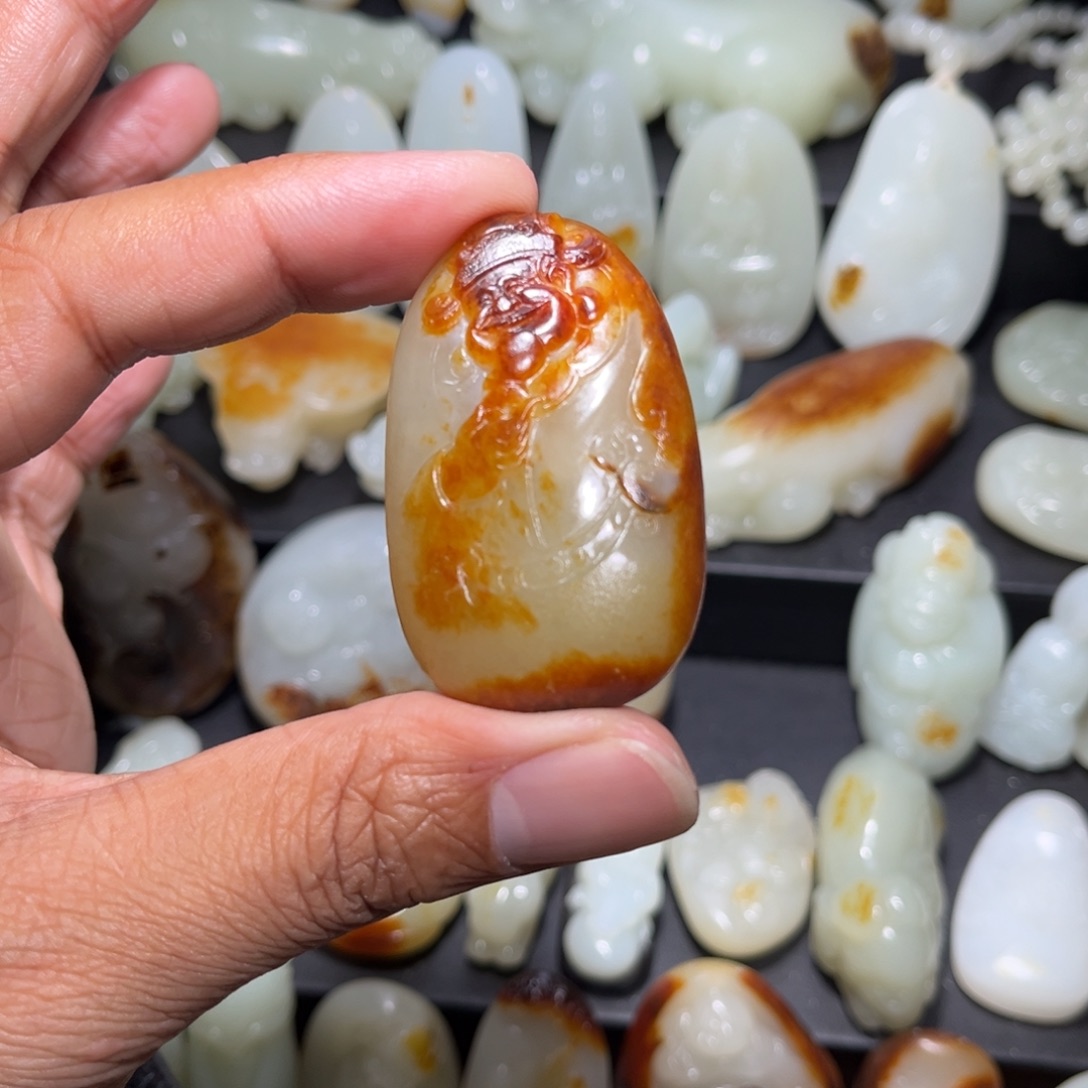 玫****和田玉未镶嵌颈饰