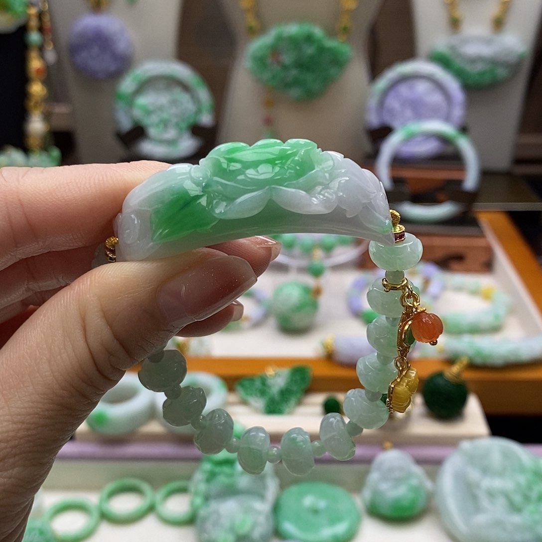 颈饰未镶嵌翡翠天然