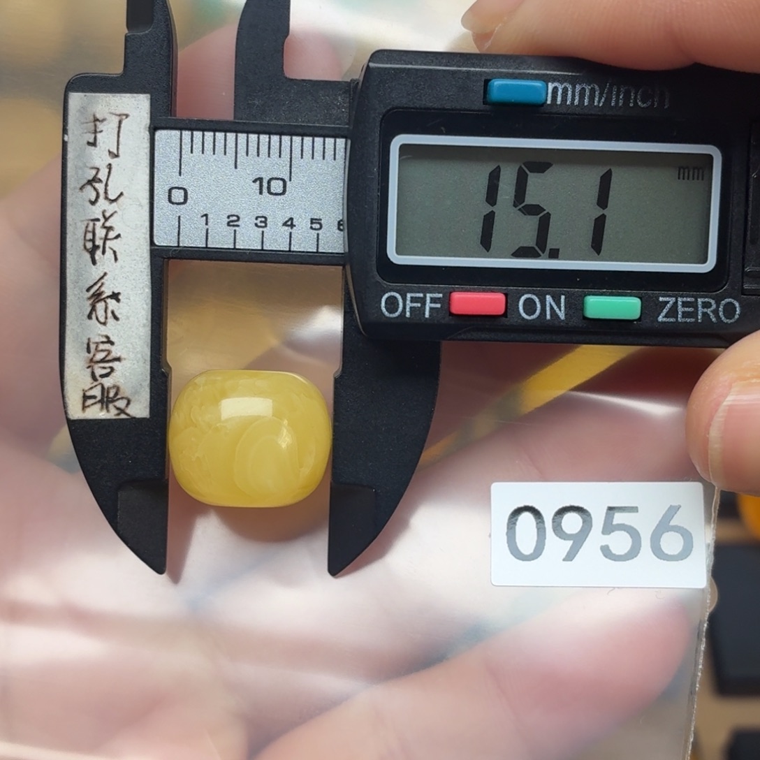 啷***浪琥珀未镶嵌裸石蜜蜡