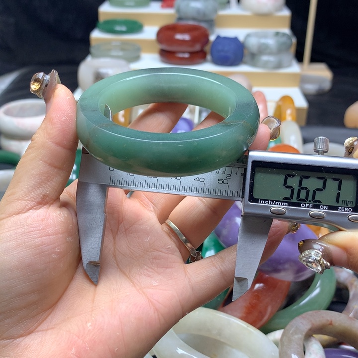 未镶嵌手镯石英质玉