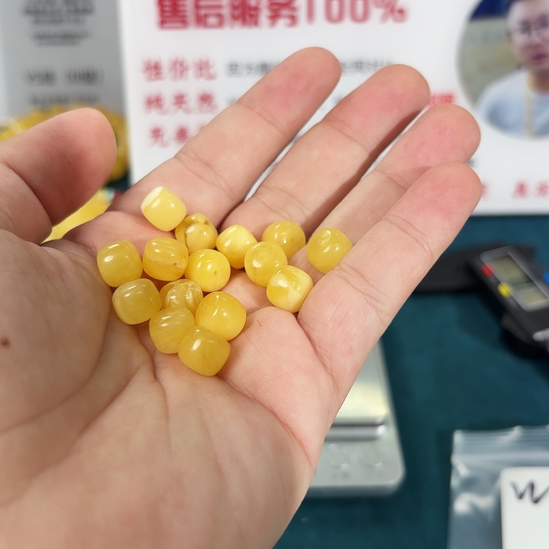 蜜蜡未镶嵌裸石233 多样性发其一